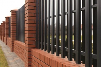 Забор из евроштакетника с кирпичными столбами 20 соток фото в Черкизово