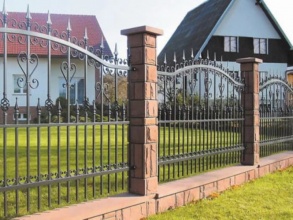 Кирпичный забор с ковкой  15 метров фото цена под ключ