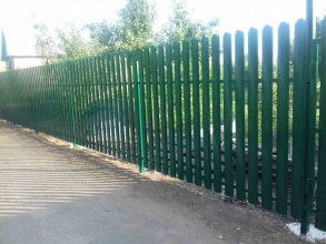 Забор из евроштакетника с бетонированием столбов 42 метра фото цена под ключ